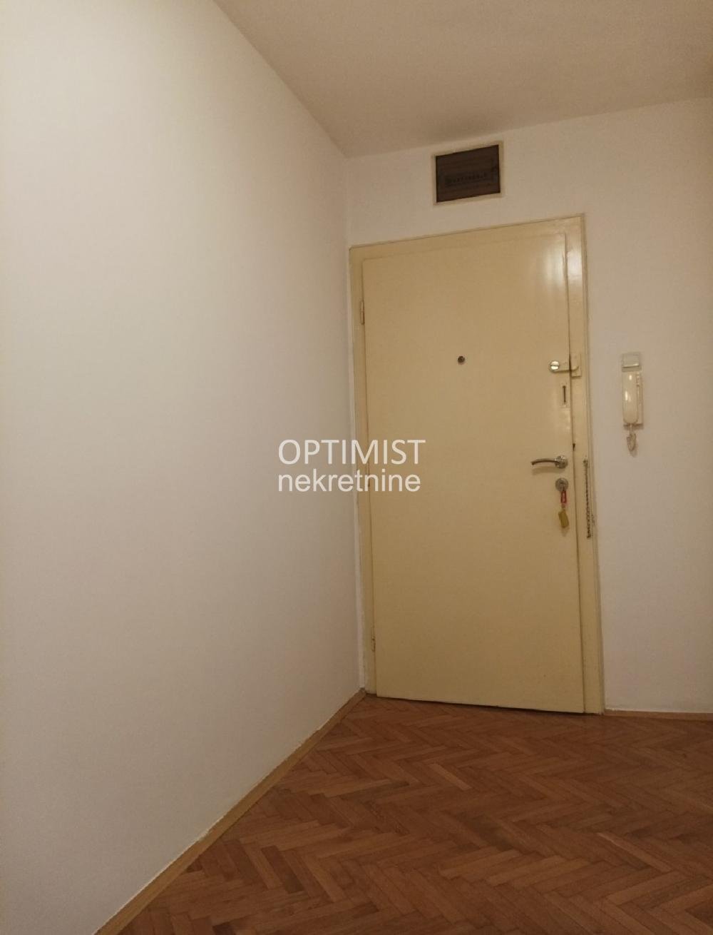 Vračar, Kičevska, uknjižen,  odmah useljiv ID#3031