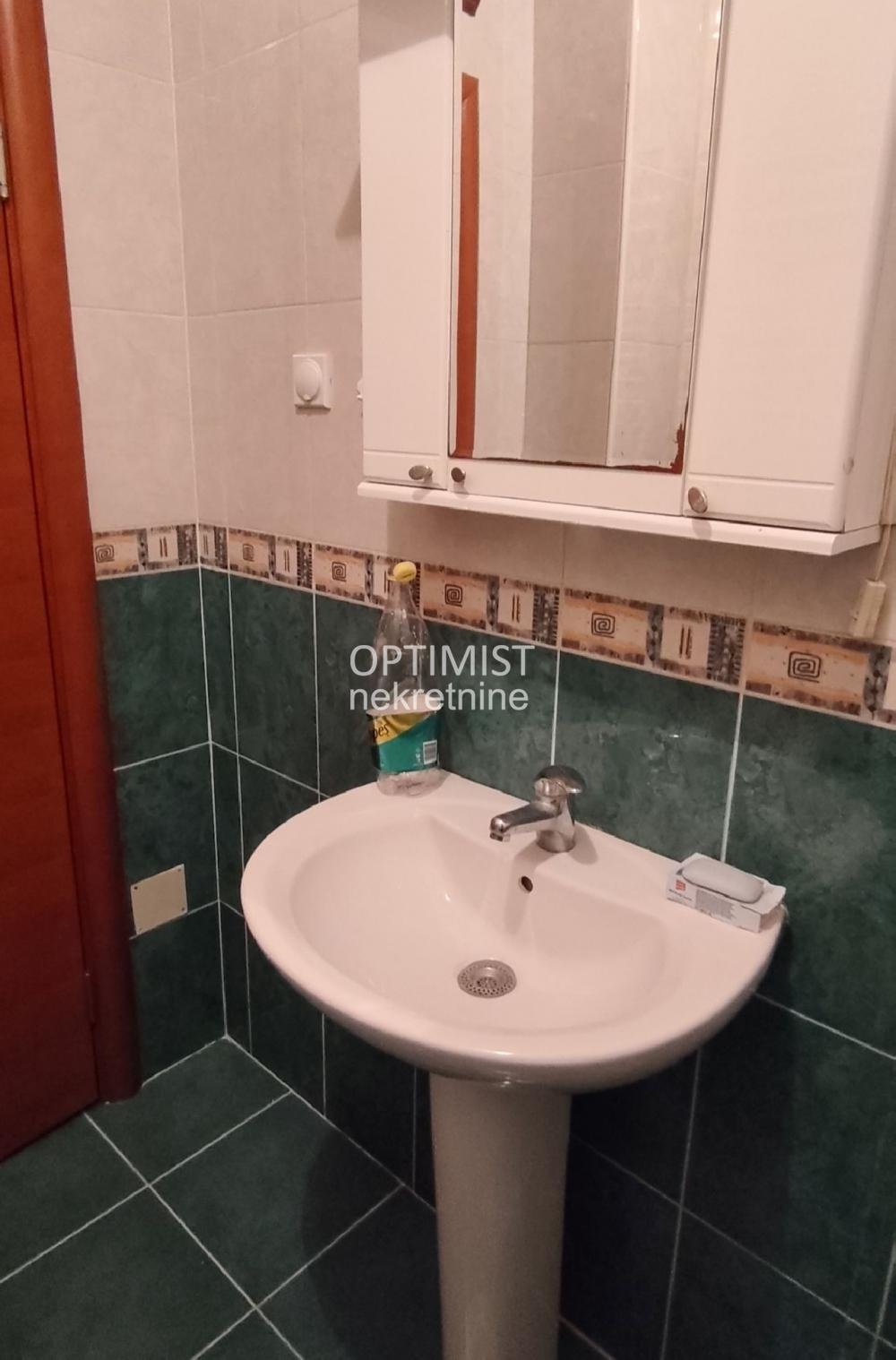 Renovirana, odmah useljiva garsonjera, Kanarevo brdo ID#3049