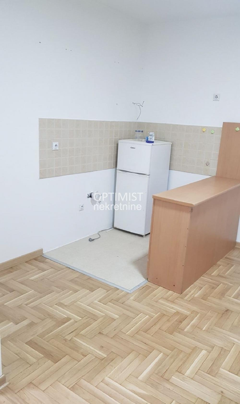 Renovirana, odmah useljiva garsonjera, Kanarevo brdo ID#3049