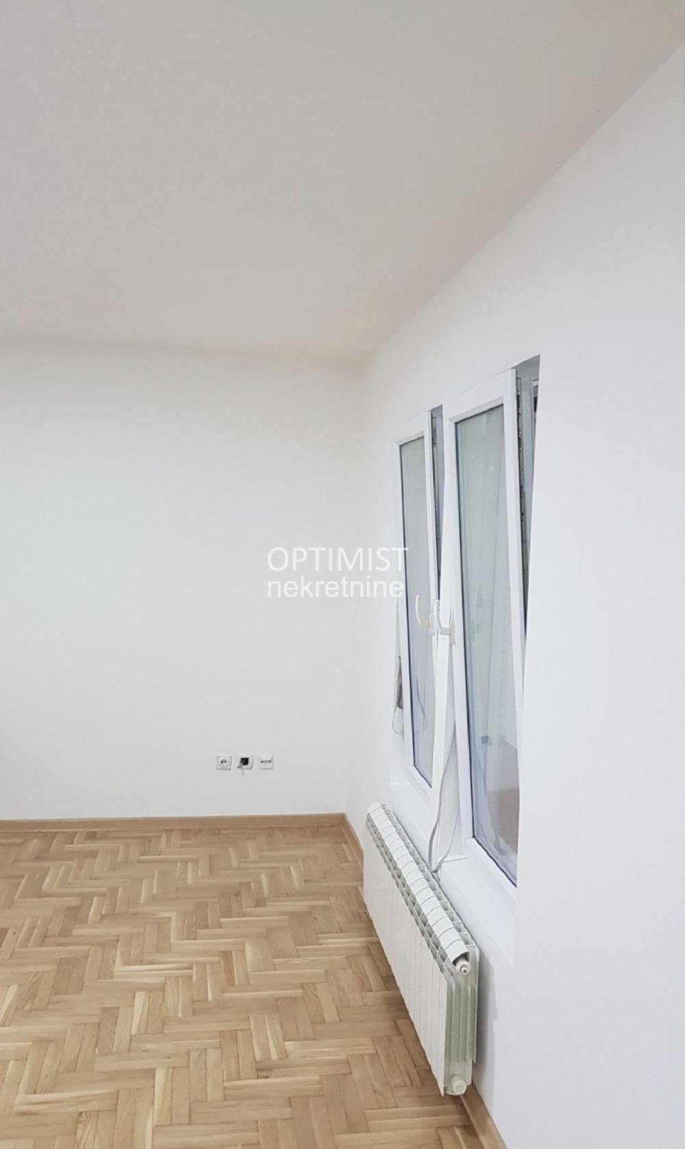 Renovirana, odmah useljiva garsonjera, Kanarevo brdo ID#3049