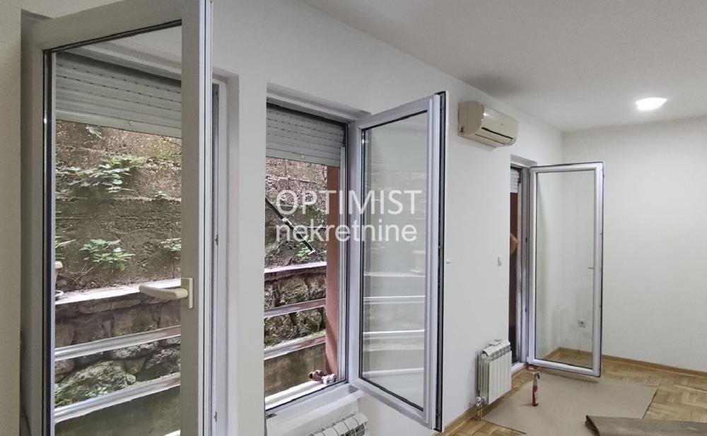Renovirana, odmah useljiva garsonjera, Kanarevo brdo ID#3049