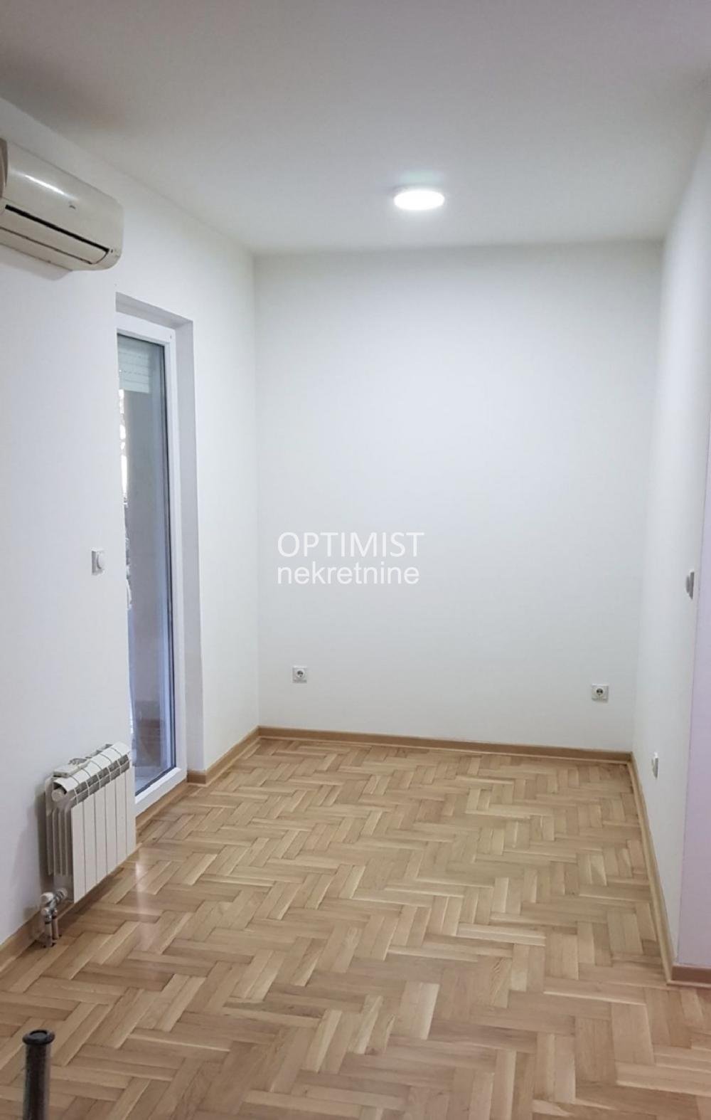 Renovirana, odmah useljiva garsonjera, Kanarevo brdo ID#3049
