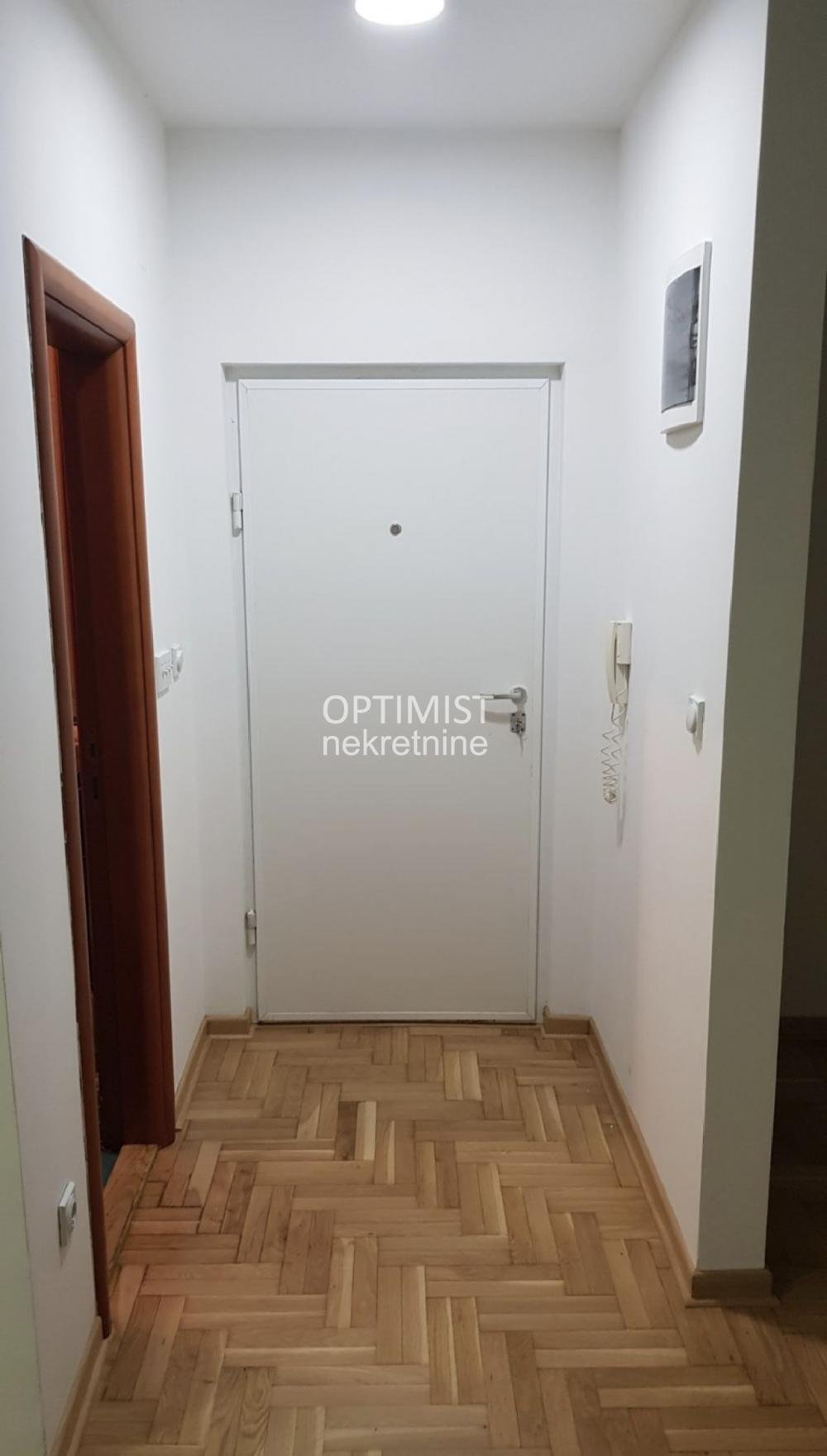 Renovirana, odmah useljiva garsonjera, Kanarevo brdo ID#3049