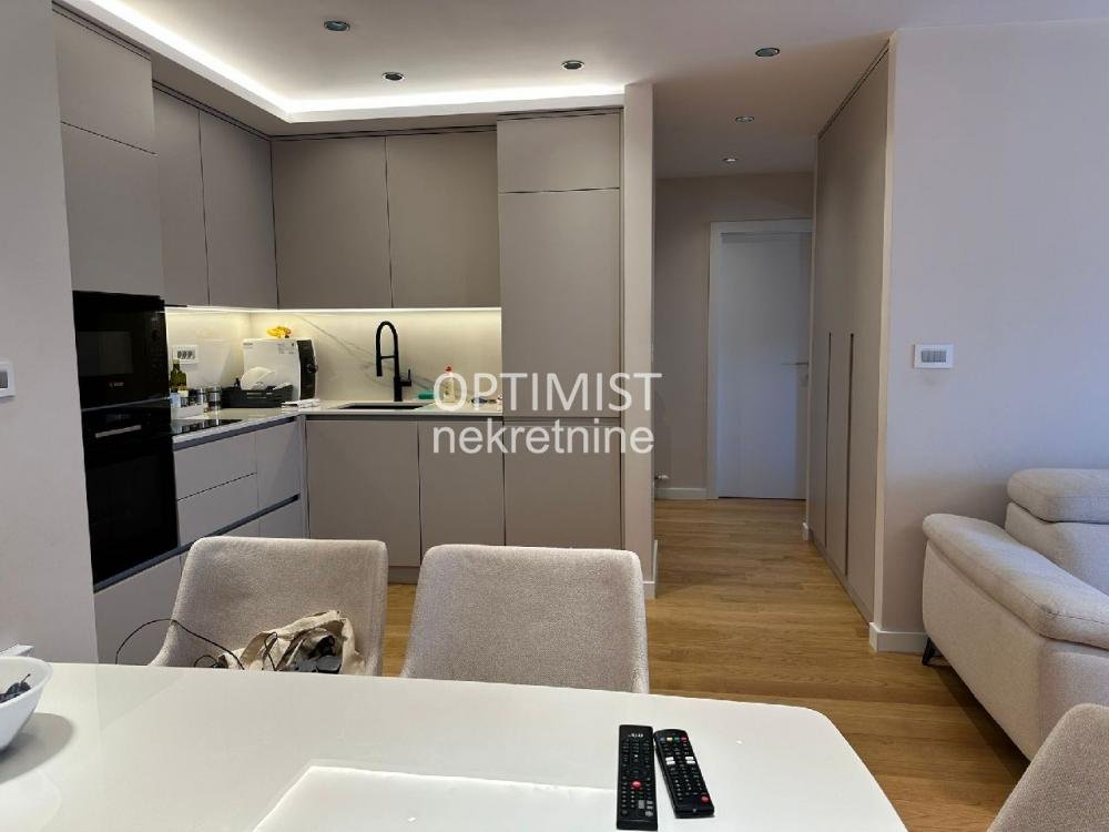 Lux, namešten, useljiv ID#3129