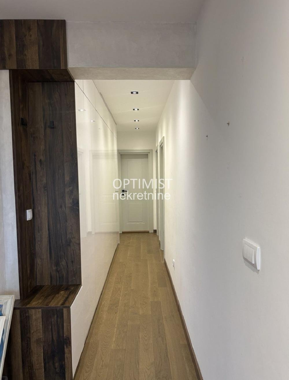 Banovo brdo, Lux, uknjižen, useljiv ID#3157