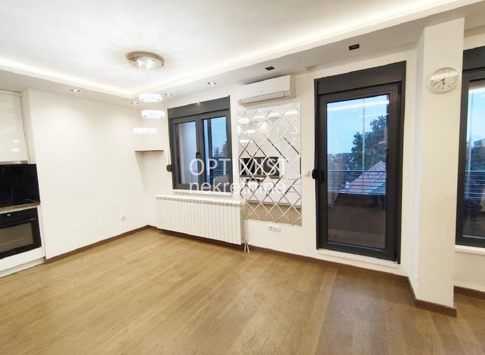 Banovo brdo, Lux, uknjižen, useljiv ID#3157