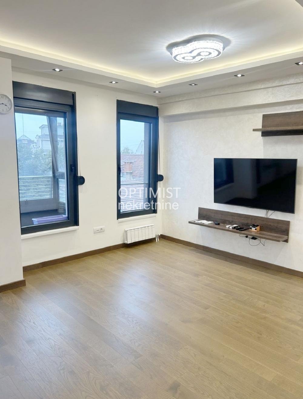 Banovo brdo, Lux, uknjižen, useljiv ID#3157