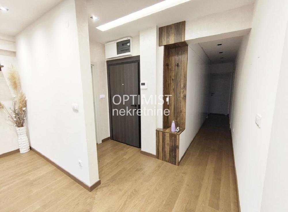 Banovo brdo, Lux, uknjižen, useljiv ID#3157