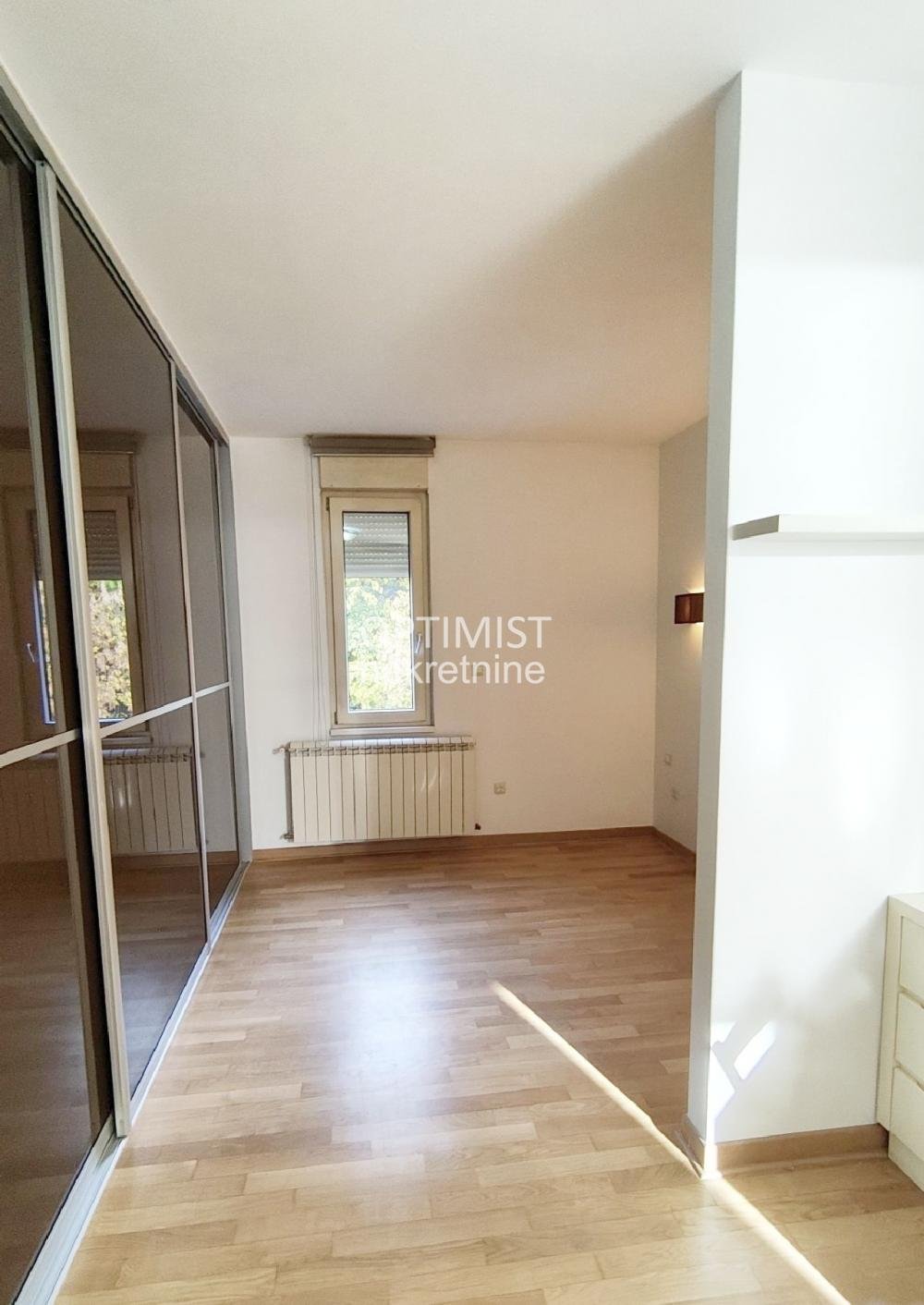 Vračar, salonac, uknjižen, useljiv ID#3218