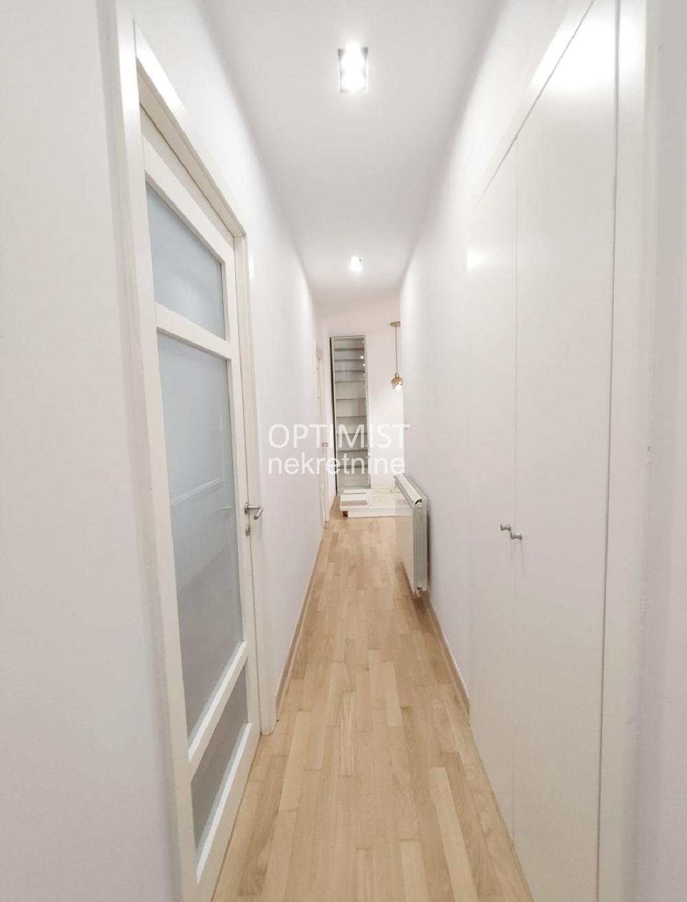 Vračar, salonac, uknjižen, useljiv ID#3218