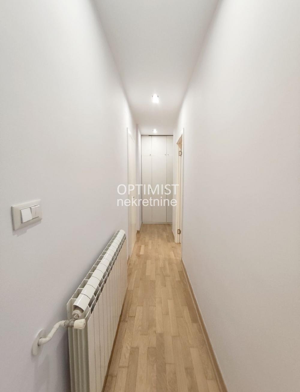 Vračar, salonac, uknjižen, useljiv ID#3218