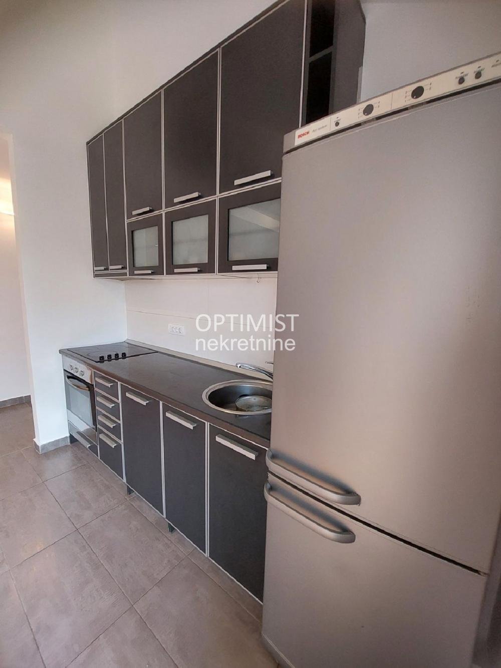 Trg republike, renoviran, uknjižen, useljiv ID#3350