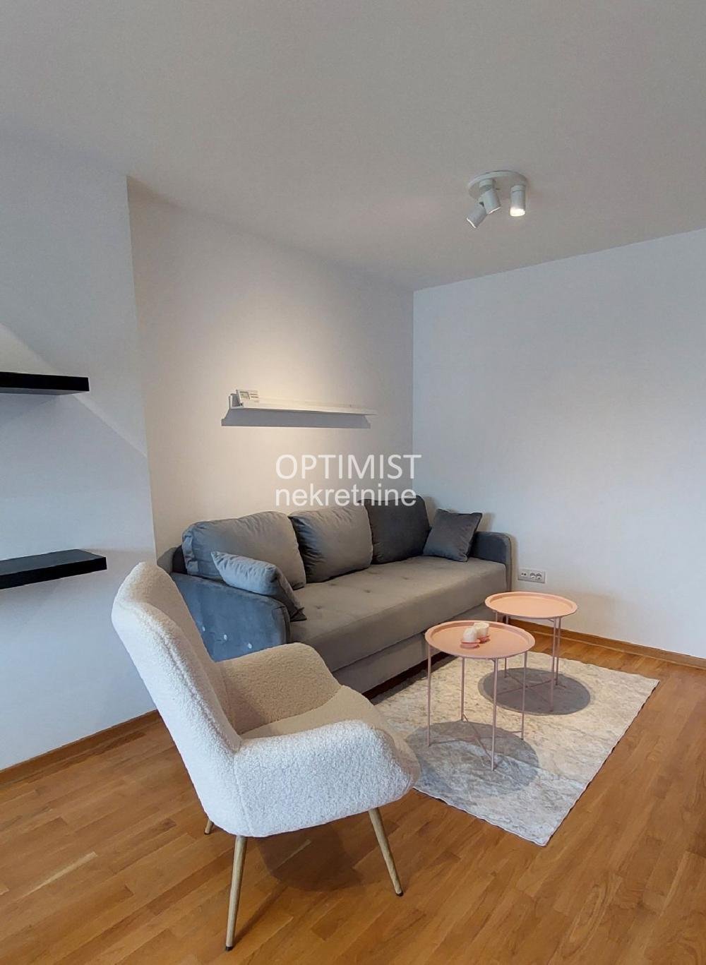 Trg republike, renoviran, uknjižen, useljiv ID#3350