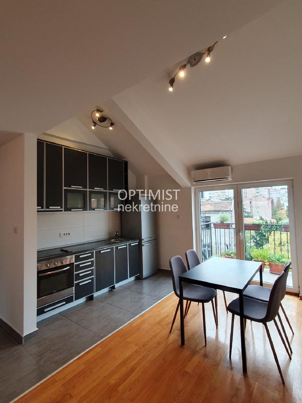 Trg republike, renoviran, uknjižen, useljiv ID#3350