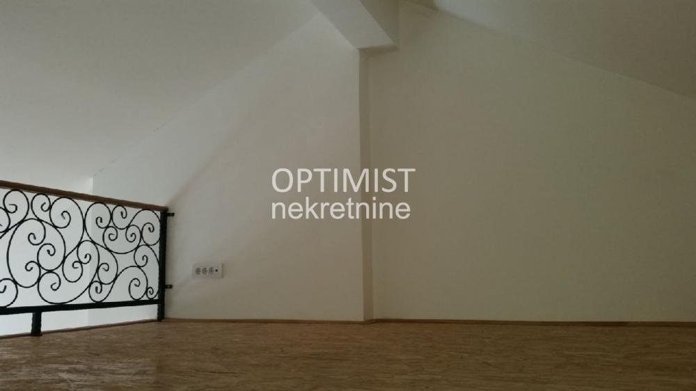 Trg republike, renoviran, uknjižen, useljiv ID#3350