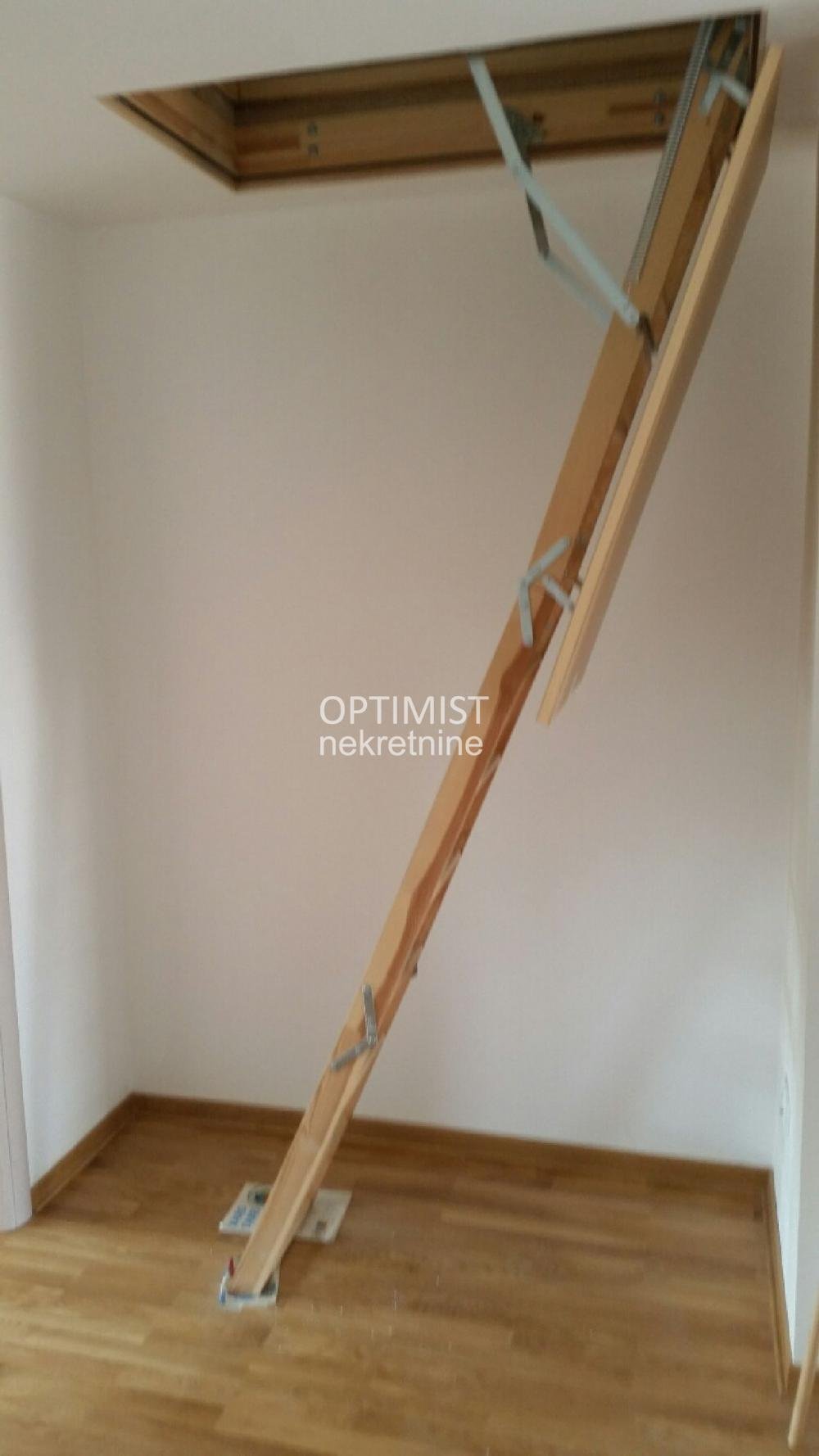 Trg republike, renoviran, uknjižen, useljiv ID#3350