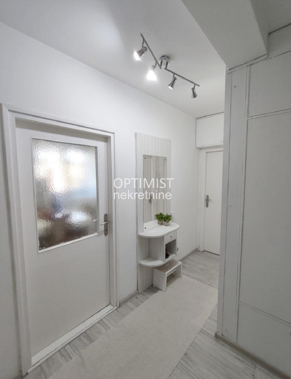 Železnik, uknjižen, odmah useljiv, adaptibilan ID#3355