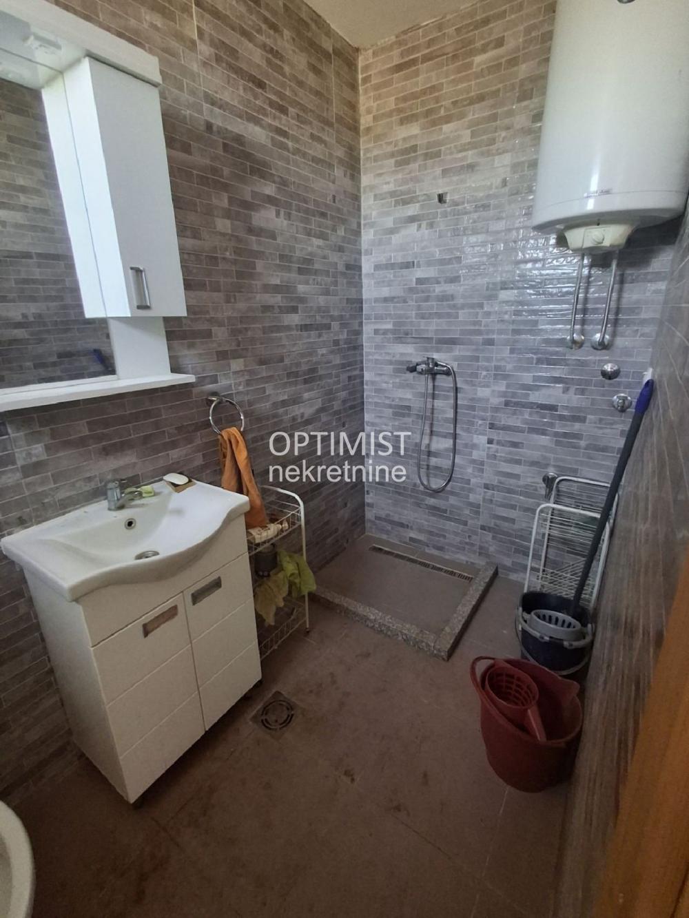 Plac 1.5 hektar, plastenik u radu i kuca ID#3482