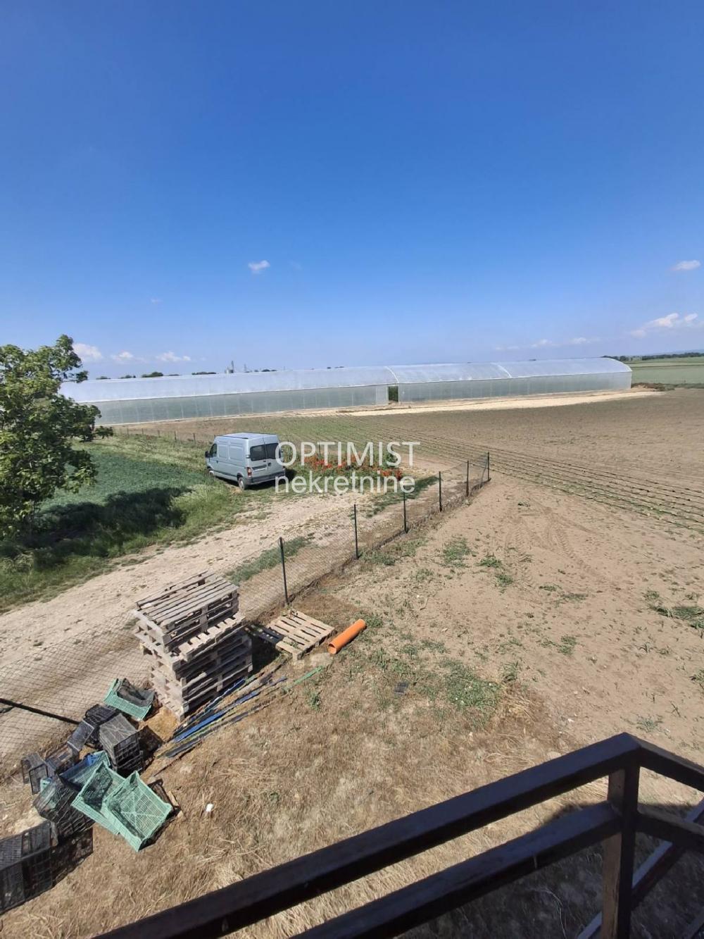 Plac 1.5 hektar, plastenik u radu i kuca ID#3482