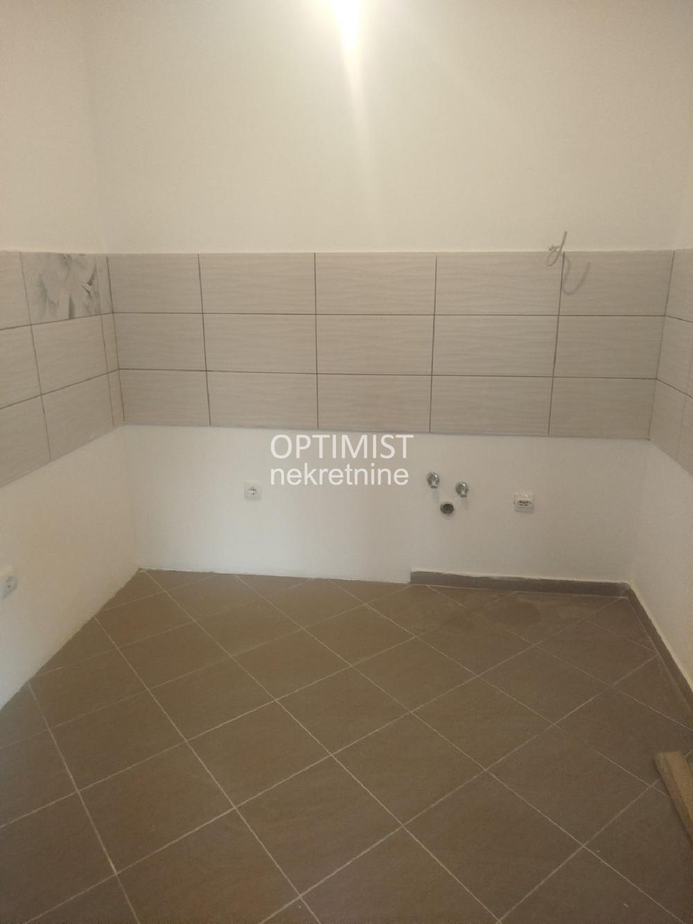 Borča-Lička-70m2-prazan-useljiv ID#3495