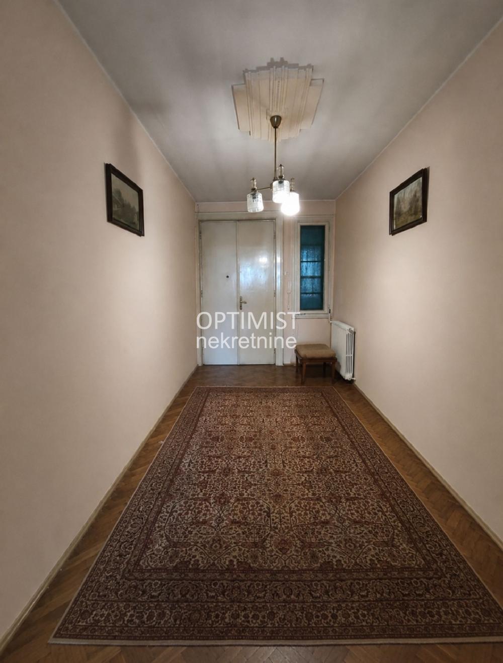 Salonac, Studentski trg, uknjižen, odmah useljiv ID#3504