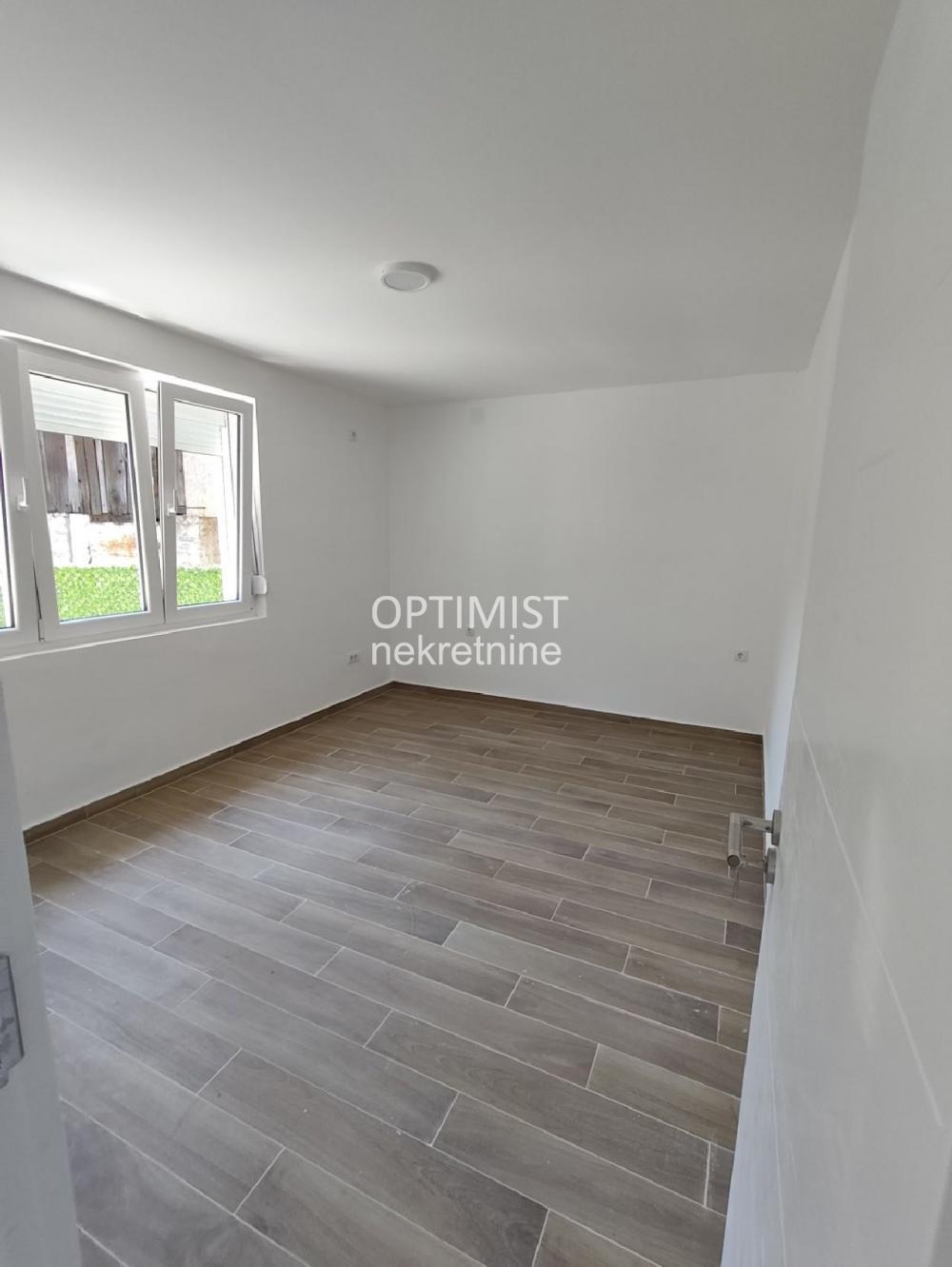 Severni bulevar, kuća od 43m2 sa dvorištem ID#3553