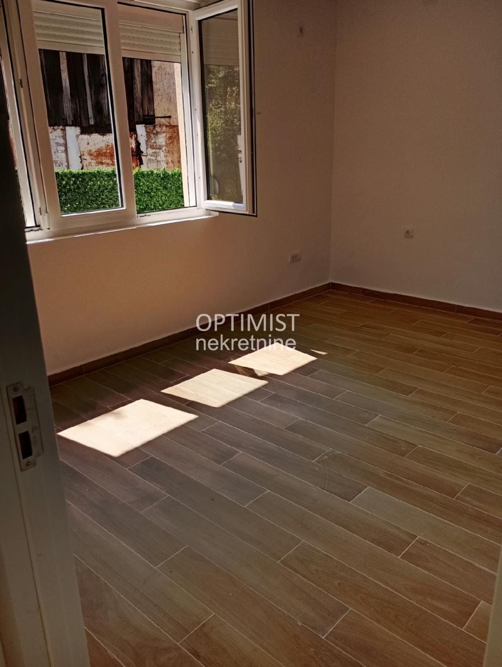 Severni bulevar, kuća od 43m2 sa dvorištem ID#3553