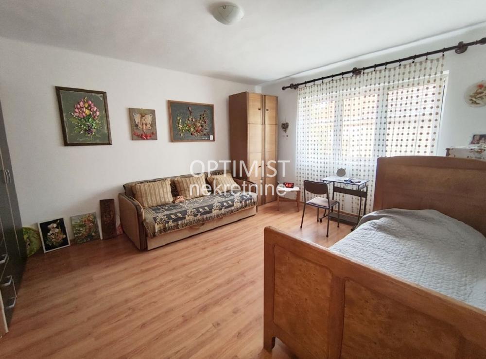 Lekino brdo, renoviran, useljiv, parking mesto ID#3555