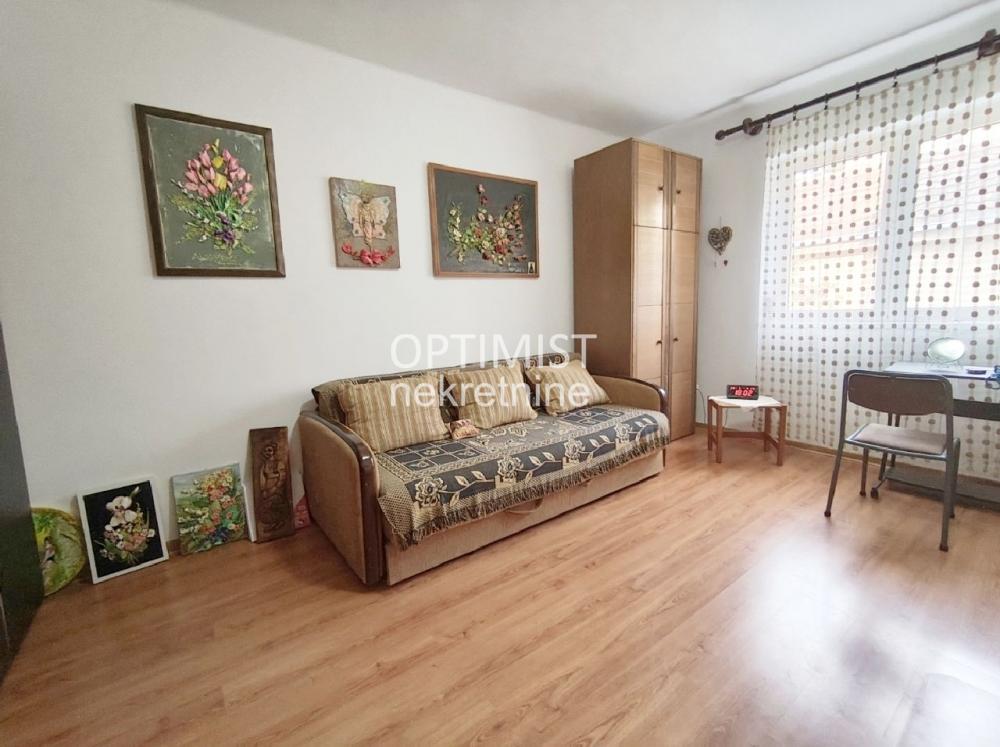 Lekino brdo, renoviran, useljiv, parking mesto ID#3555