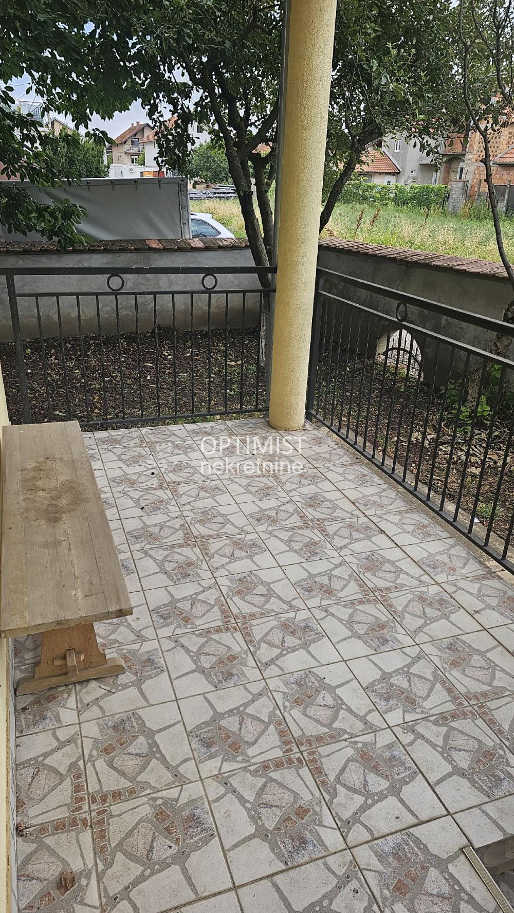 Batajnica, kuća od 176m2, plac 5 ari ID#3561