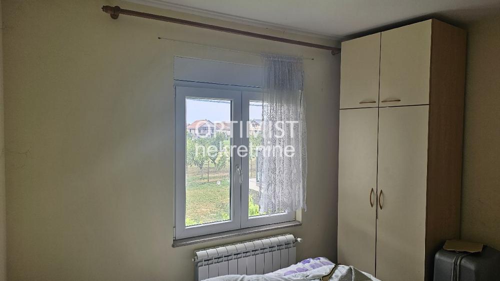 Batajnica, kuća od 176m2, plac 5 ari ID#3561