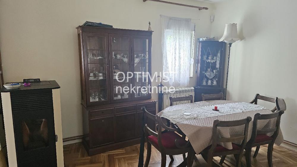 Batajnica, kuća od 176m2, plac 5 ari ID#3561