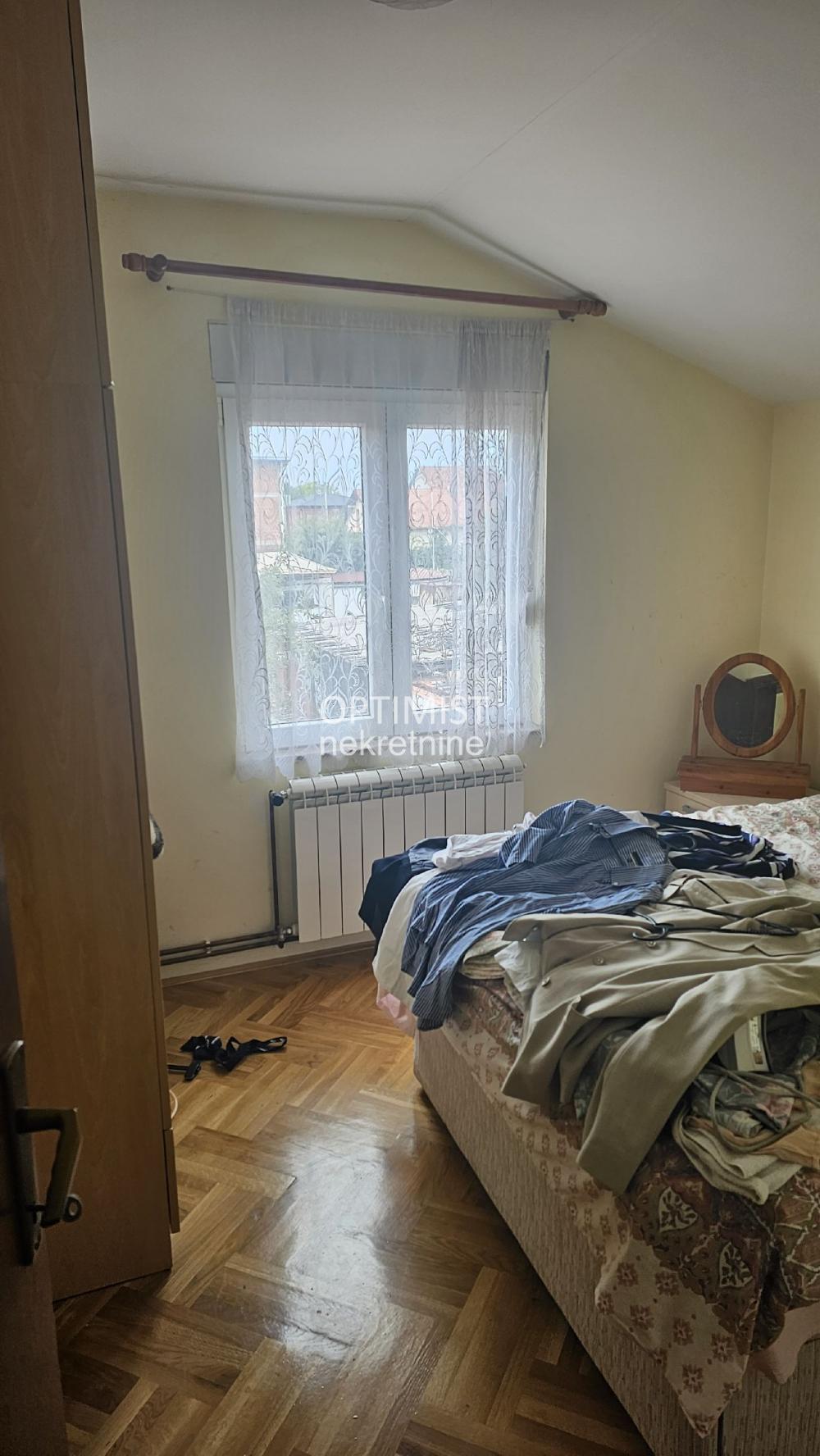 Batajnica, kuća od 176m2, plac 5 ari ID#3561
