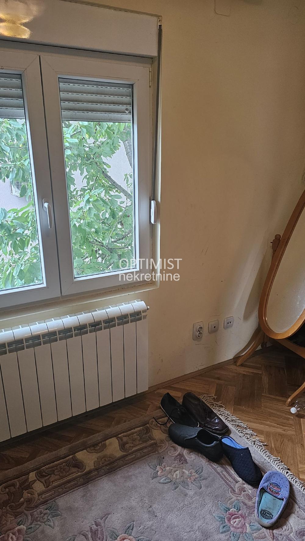 Batajnica, kuća od 176m2, plac 5 ari ID#3561