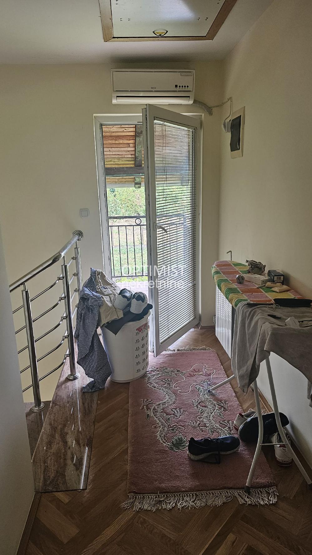 Batajnica, kuća od 176m2, plac 5 ari ID#3561
