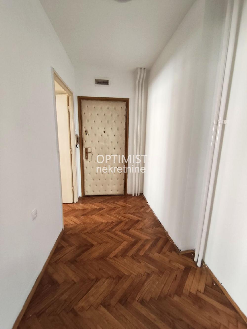 Krunska, uknjižen, odmah useljiv ID#3625