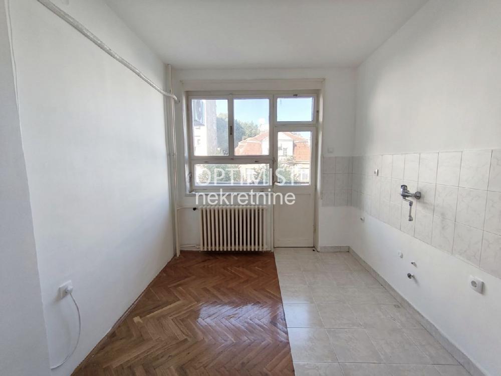 Krunska, uknjižen, odmah useljiv ID#3625
