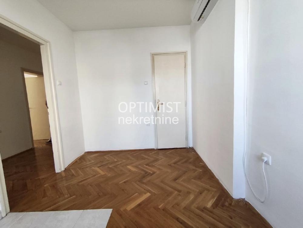 Krunska, uknjižen, odmah useljiv ID#3625