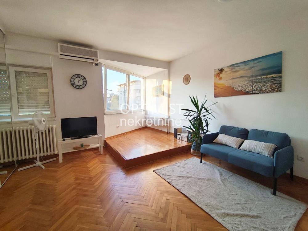 Ugao Ustaničke i Gospodara Vučića, odmah useljiv, uknjižen ID#3639