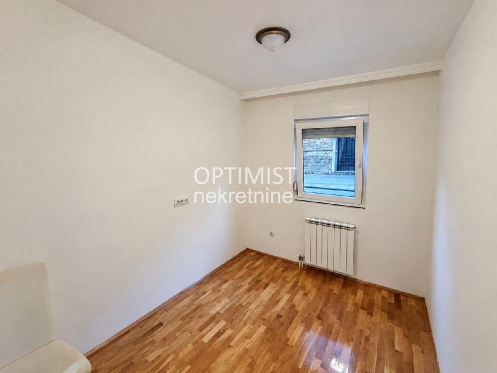 Voždovačka crkva, uknjižen, odmah useljiv. ID#3647