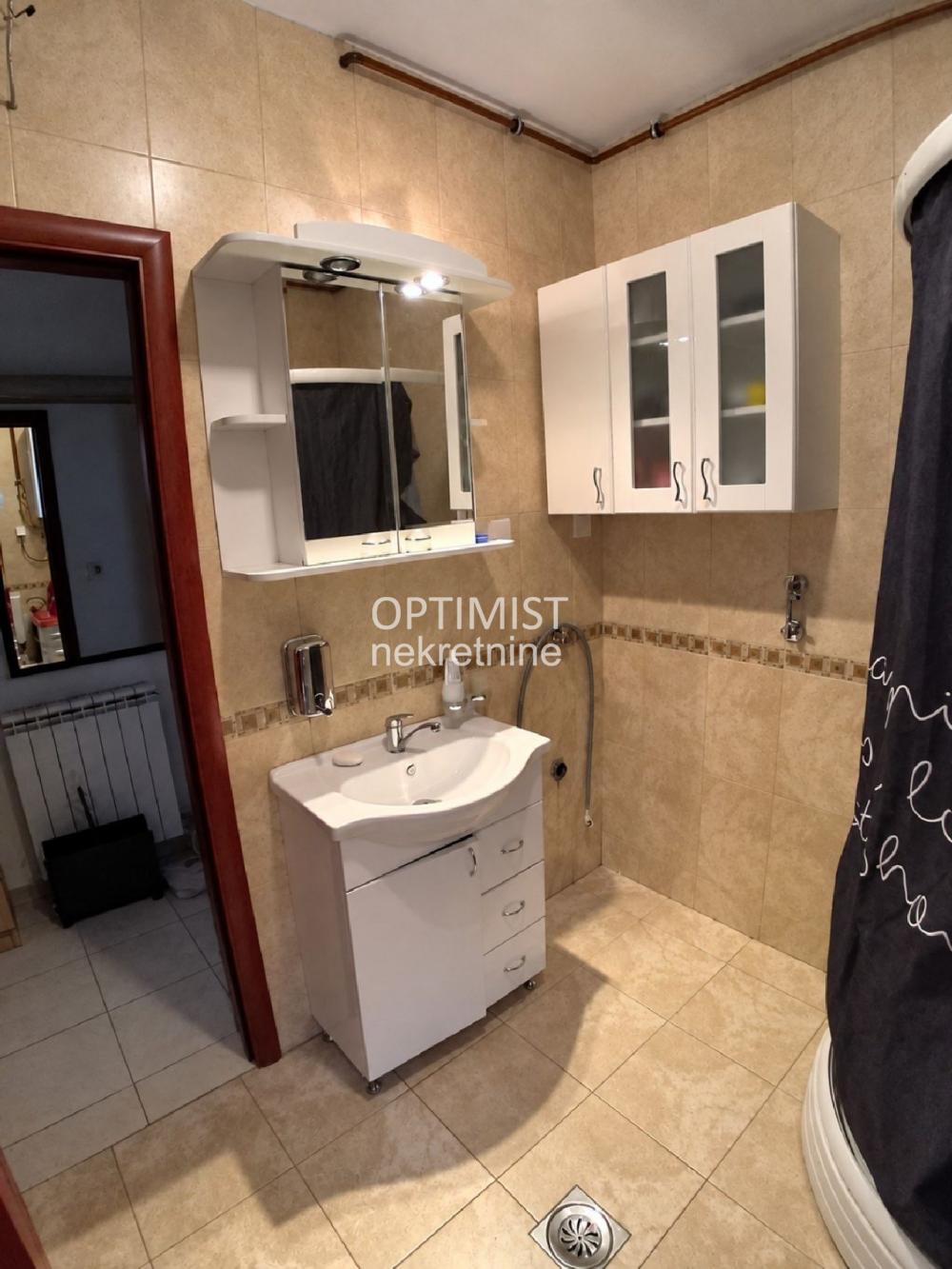 Voždovačka crkva, uknjižen, odmah useljiv. ID#3647